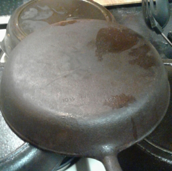 Cast iron skillet - Picture 4 of 8